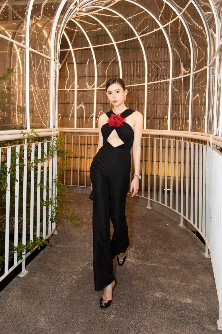 Nhã phương chạm mặt vợ mạc văn khoa trong cùng thiết kế khoe body mòn con mắt - 7