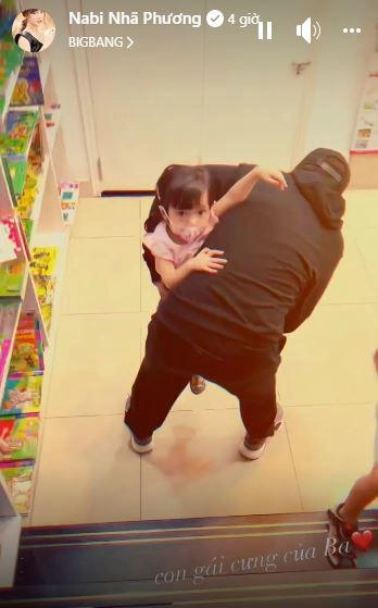 Nhã phương khoe khoảnh khắc trường giang cõng con gái không cho ái nữ tự bước xuống cầu thang - 3