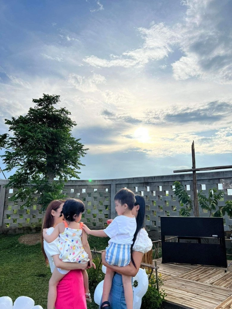 Nhã phương trường giang lần đầu công khaichàng rể tây tương lai của bé destiny - 5