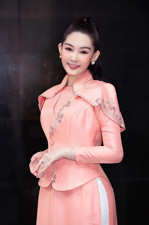 Nhan sắc hiện tại của nàng hậu từng bị đòi vương miện vì đôi môi tều vểnh ngược - 14