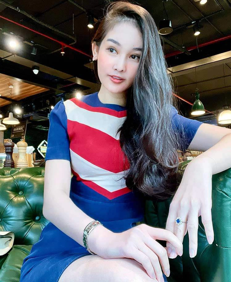 Nhan sắc hiện tại của nàng hậu từng bị đòi vương miện vì đôi môi tều vểnh ngược - 16