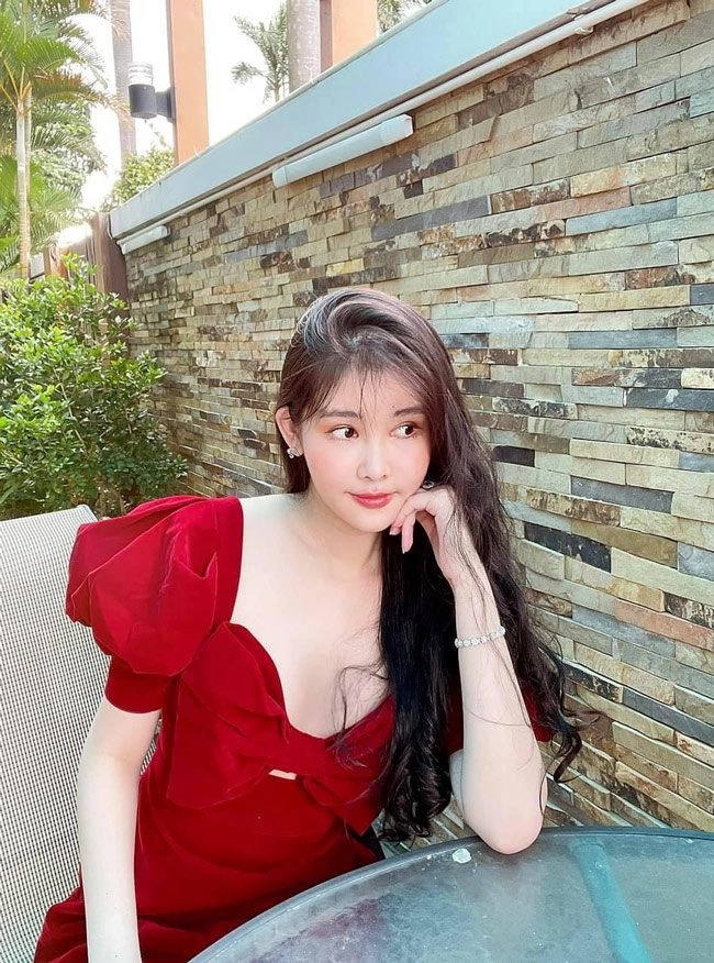 Nhan sắc hiện tại của nàng hậu từng bị đòi vương miện vì đôi môi tều vểnh ngược - 18