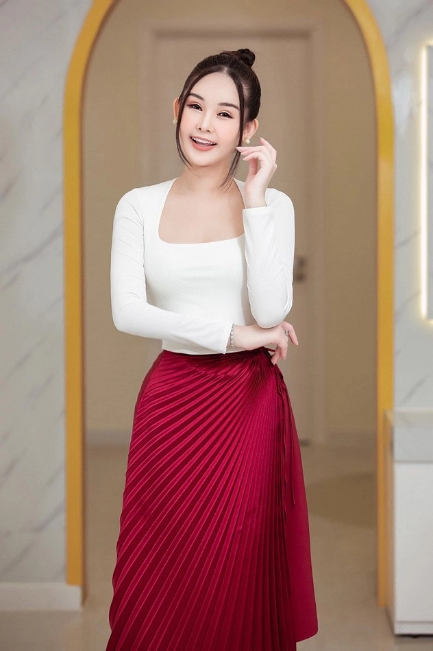 Nhan sắc hiện tại của nàng hậu từng bị đòi vương miện vì đôi môi tều vểnh ngược - 20