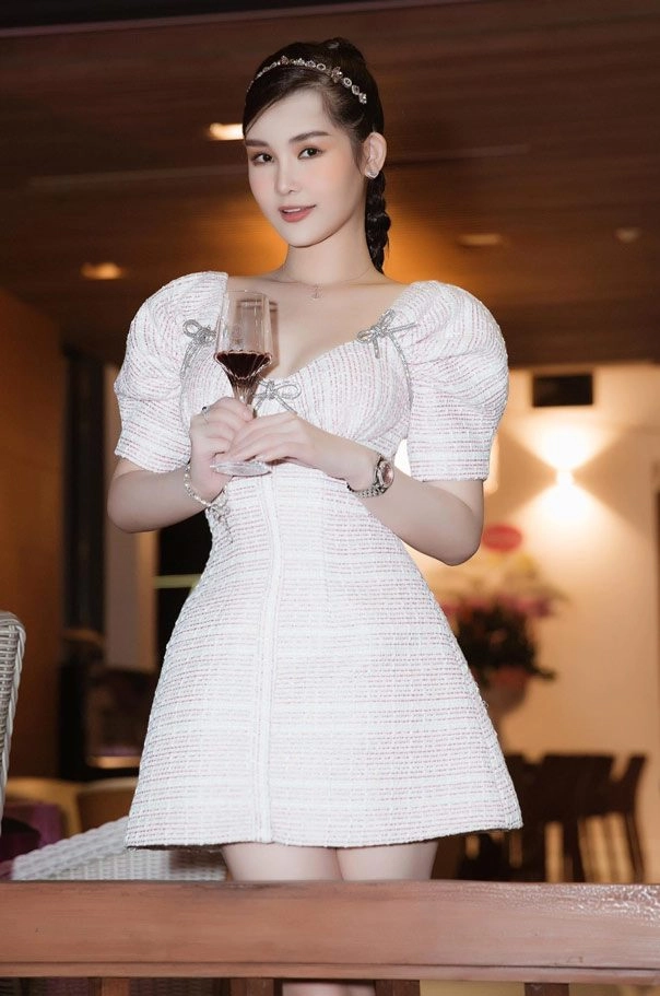 Nhan sắc hiện tại của nàng hậu từng bị đòi vương miện vì đôi môi tều vểnh ngược - 22