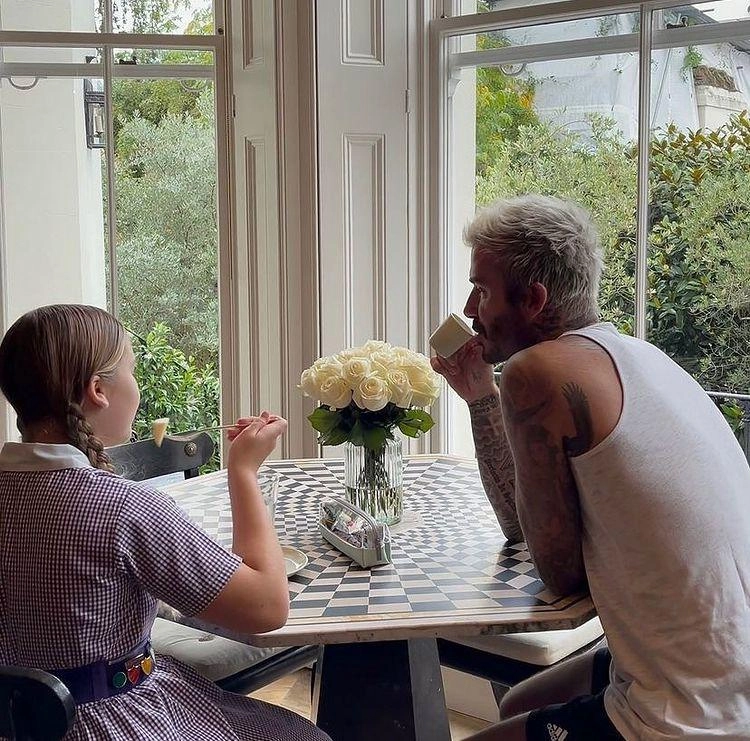 Nhiều lần nhận gạch đá vì hôn môi harper david beckham giờ còn làm hành động thân mật quá đà - 1