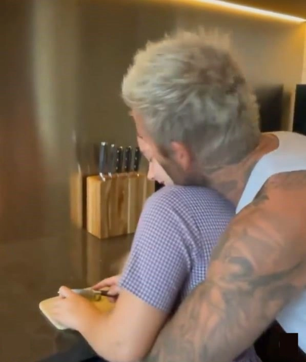 Nhiều lần nhận gạch đá vì hôn môi harper david beckham giờ còn làm hành động thân mật quá đà - 2