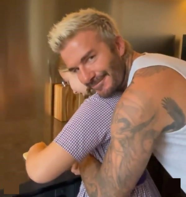 Nhiều lần nhận gạch đá vì hôn môi harper david beckham giờ còn làm hành động thân mật quá đà - 3