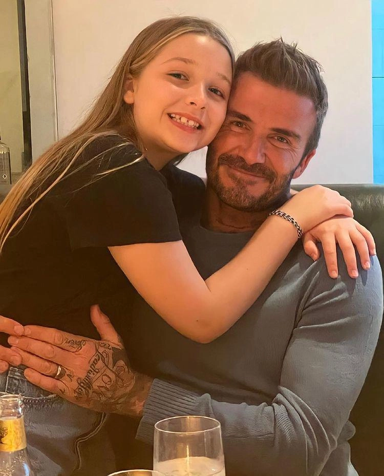 Nhiều lần nhận gạch đá vì hôn môi harper david beckham giờ còn làm hành động thân mật quá đà - 4