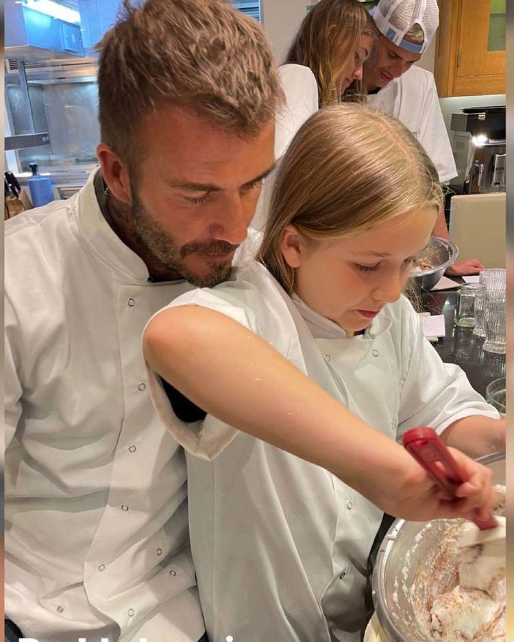 Nhiều lần nhận gạch đá vì hôn môi harper david beckham giờ còn làm hành động thân mật quá đà - 6