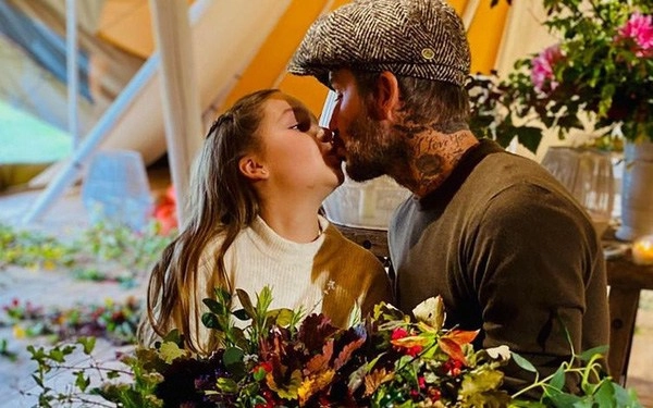 Nhiều lần nhận gạch đá vì hôn môi harper david beckham giờ còn làm hành động thân mật quá đà - 12