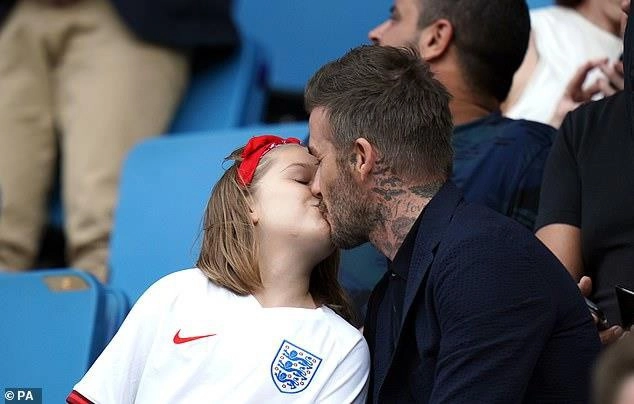 Nhiều lần nhận gạch đá vì hôn môi harper david beckham giờ còn làm hành động thân mật quá đà - 13