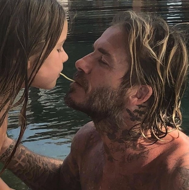 Nhiều lần nhận gạch đá vì hôn môi harper david beckham giờ còn làm hành động thân mật quá đà - 14