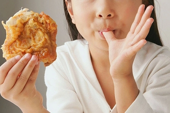 Nhìn thấy ảnh mình đang thay quần áo trong điện thoại mẹ choáng váng nghe thú nhận của con trai - 3