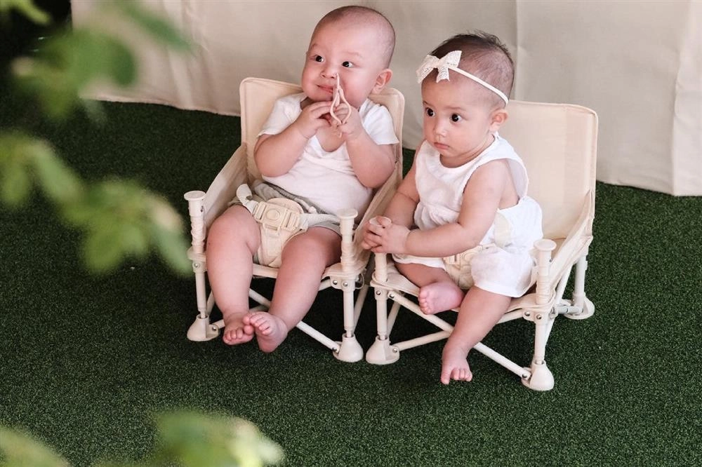 Những khoảnh khắc bố bố con con của kim lý và lisa làm hồ ngọc hà ghen đỏ mắt - 2