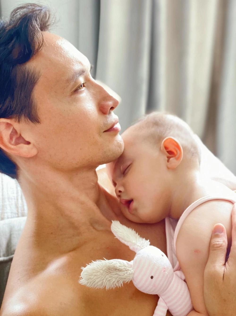 Những khoảnh khắc bố bố con con của kim lý và lisa làm hồ ngọc hà ghen đỏ mắt - 4