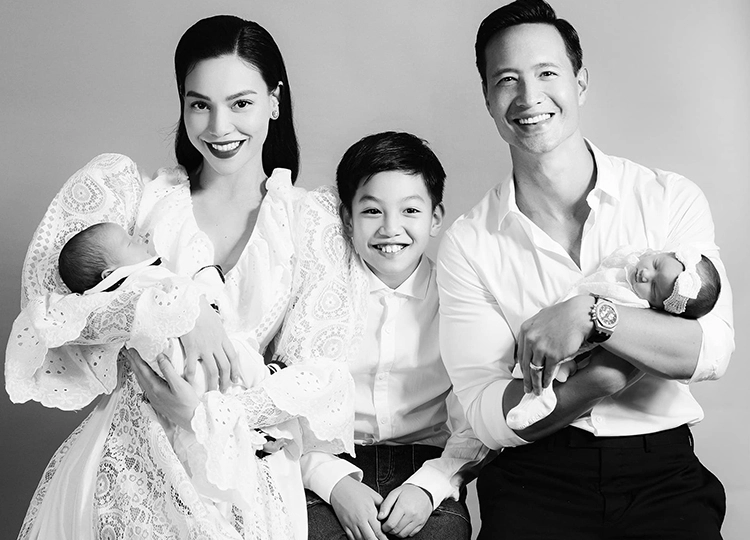 Những khoảnh khắc bố bố con con của kim lý và lisa làm hồ ngọc hà ghen đỏ mắt - 7