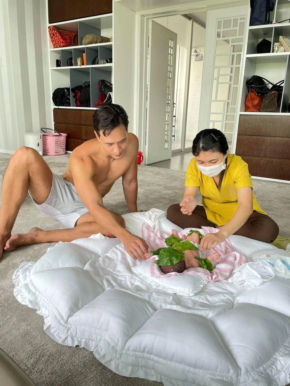 Những khoảnh khắc bố bố con con của kim lý và lisa làm hồ ngọc hà ghen đỏ mắt - 14