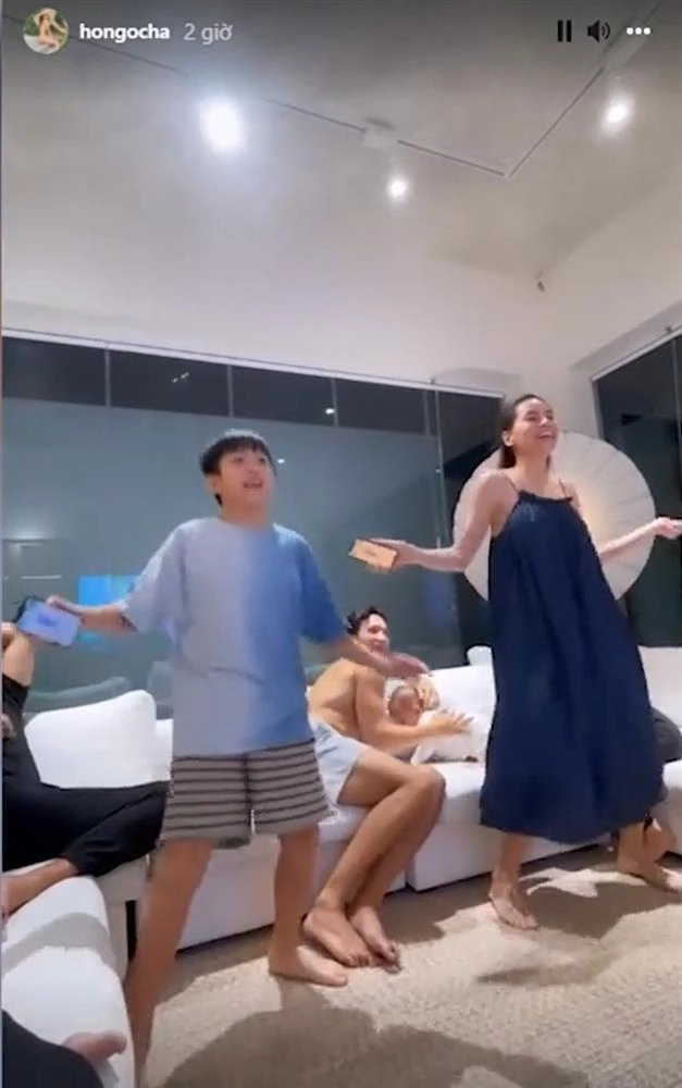 Những khoảnh khắc bố bố con con của kim lý và lisa làm hồ ngọc hà ghen đỏ mắt - 15