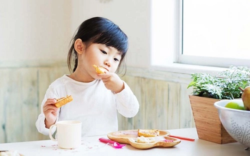 Những món bé không nên ăn sau chích ngừa mẹ không nên bỏ qua - 2