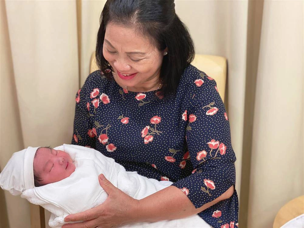 Những nhóc tỳ sao việt có bà nội quyền lực là nữ đại gia cưng chiều cháu hết mực - 5