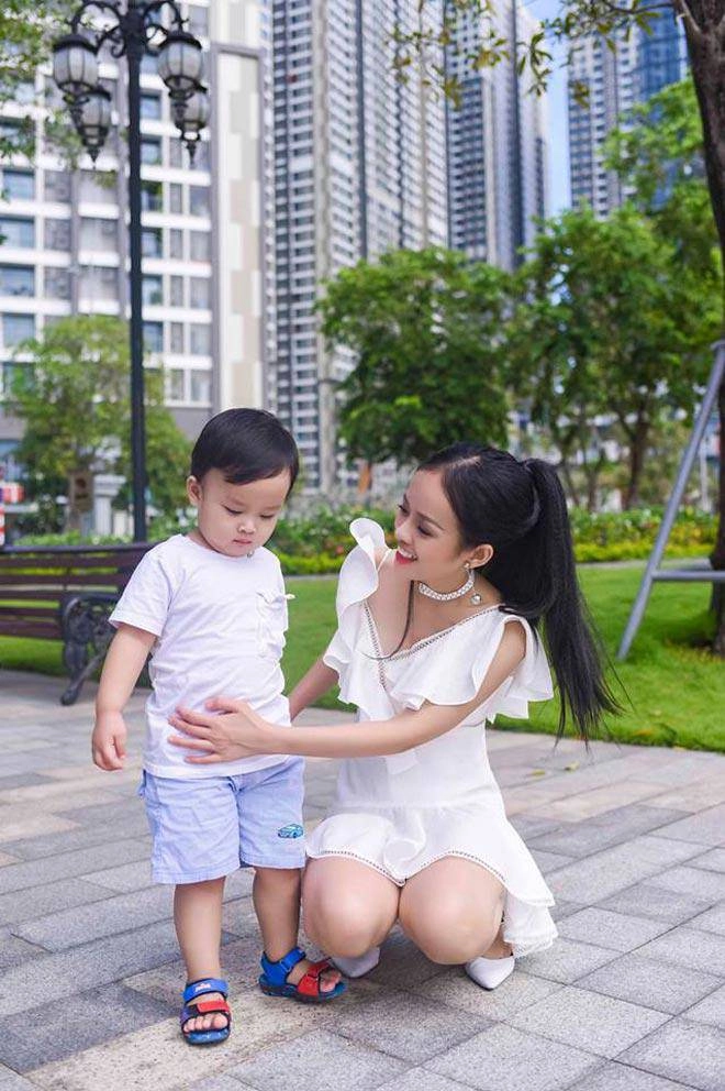 Nữ btv đóng cảnh nóng khi chưa đủ 18 tuổi đến20 tuổi làm mẹ đơn thân - 1