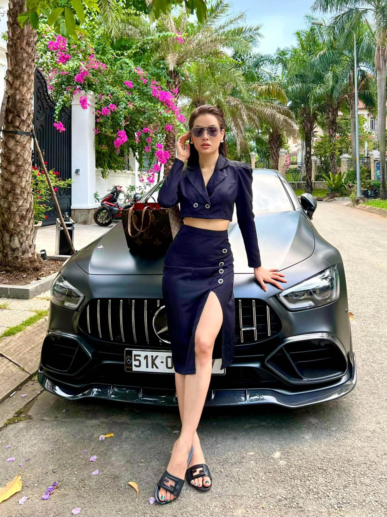 Nữ ca sĩ đi xe 63 tỷ khoe giày hiệu đồ đắt tiền mà bỏ sọt như hàng thùng - 1