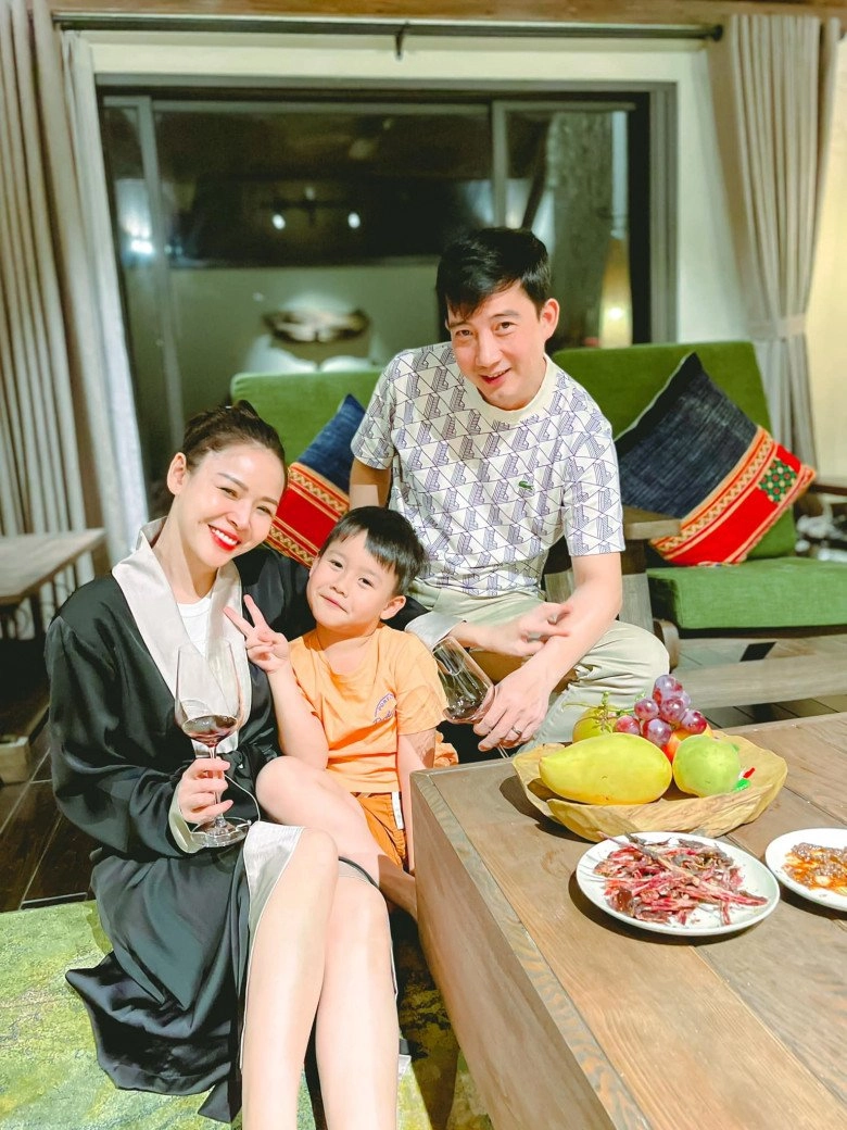 Nữ đại gia đóng cảnh nóng với bạn trai á hậu phương nga chồng hơn 9 tuổi chăm con giỏi hơn vợ - 1