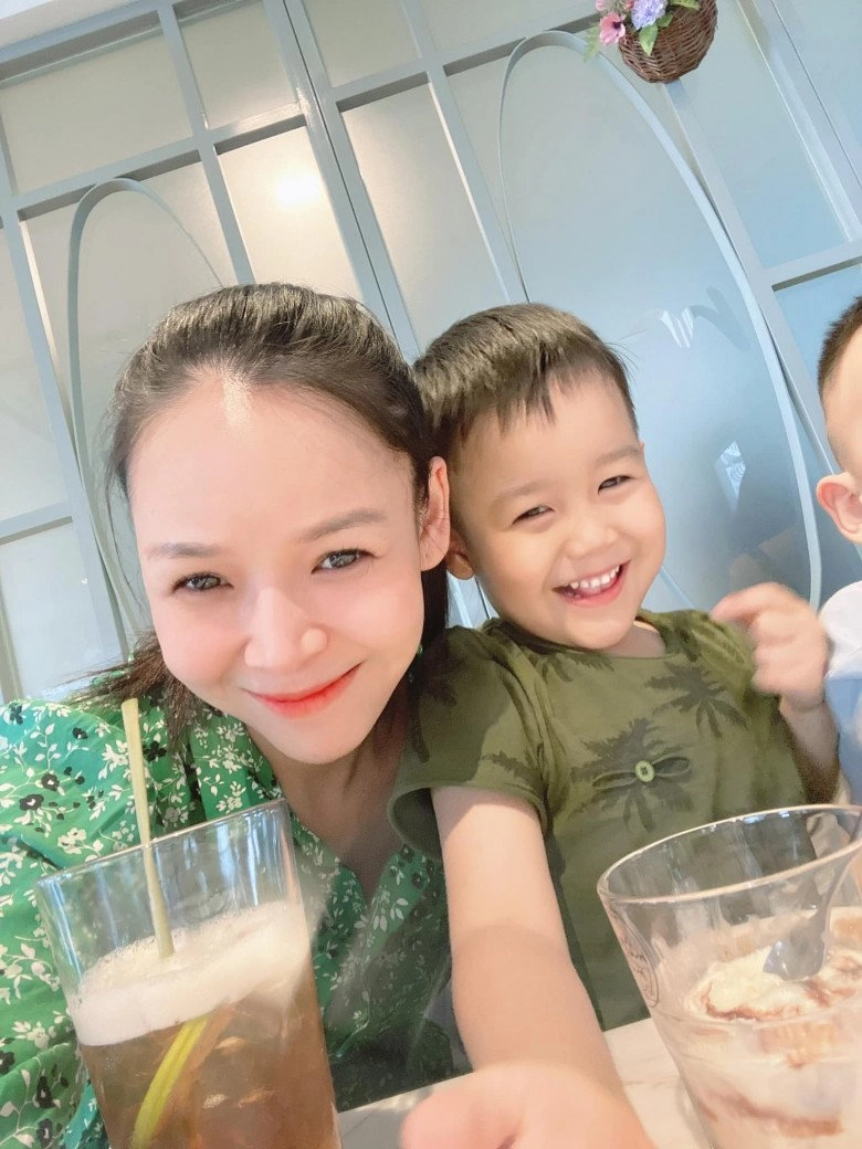 Nữ đại gia đóng cảnh nóng với bạn trai á hậu phương nga chồng hơn 9 tuổi chăm con giỏi hơn vợ - 6