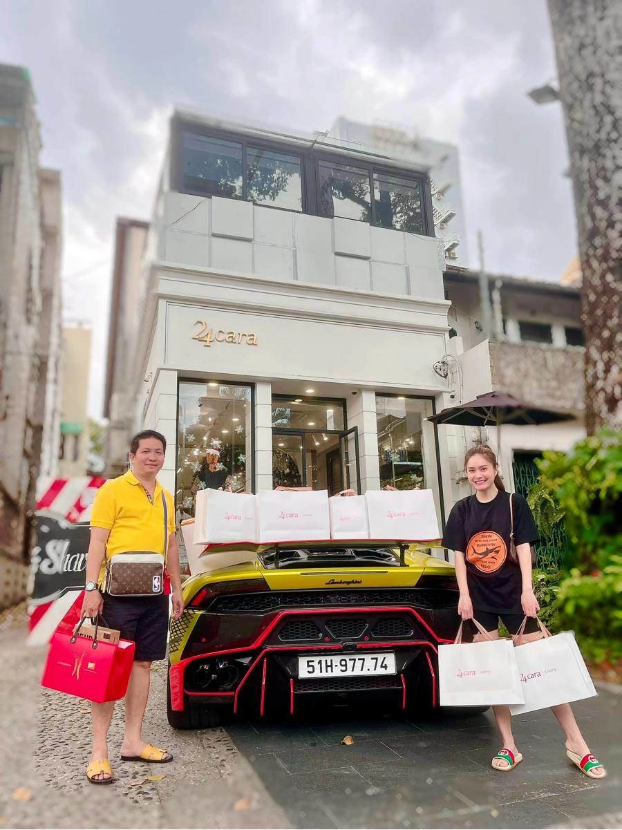 Nữ đại gia quận 7 shopping đón tết bằng ngọc trinh miệt mài đập hộp 2 năm cộng lại - 12