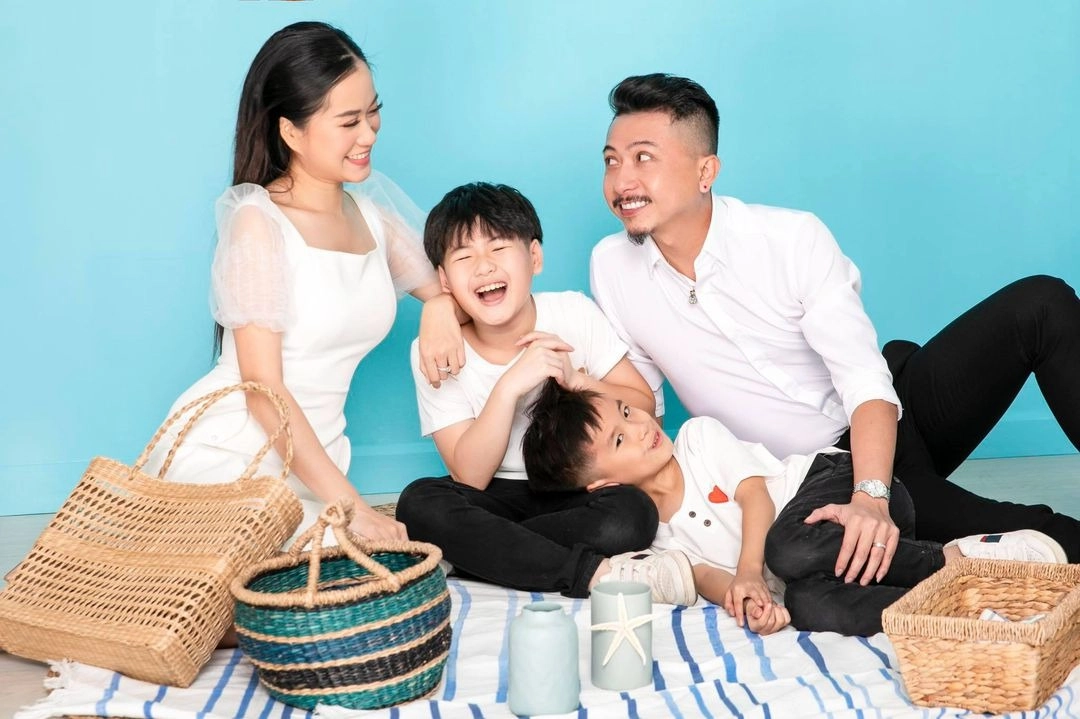 Nữ diễn viên chung nhà với trường giang từng ôm con đi làm shipper giờ thành bà chủ - 1