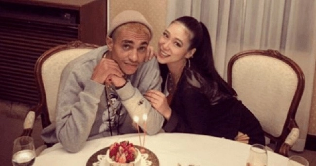 Nữ diễn viên một con trai trẻ vẫn nhắn tin tán tỉnh bị mắng làm mẹ còn mặc hở hang - 2