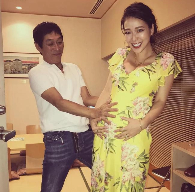 Nữ diễn viên một con trai trẻ vẫn nhắn tin tán tỉnh bị mắng làm mẹ còn mặc hở hang - 3