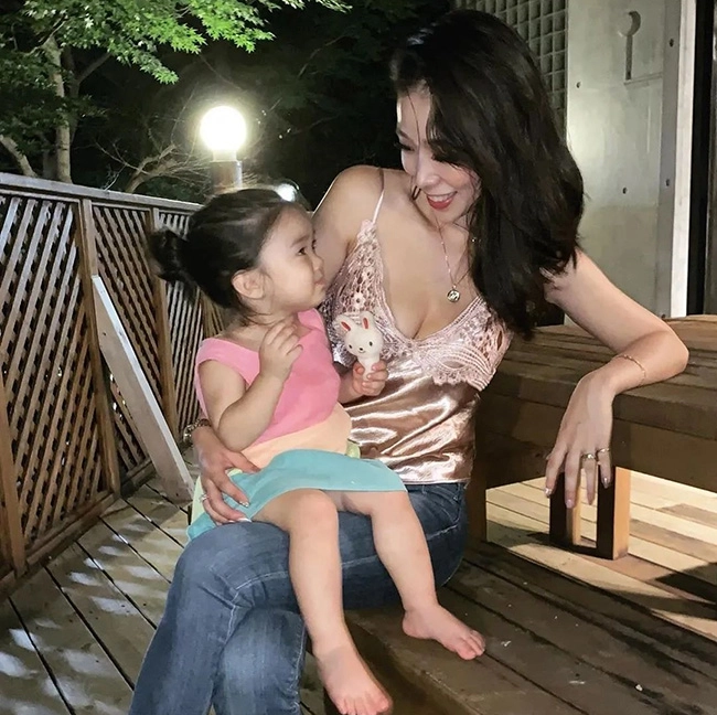 Nữ diễn viên một con trai trẻ vẫn nhắn tin tán tỉnh bị mắng làm mẹ còn mặc hở hang - 5