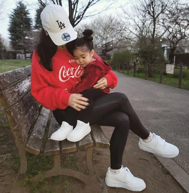 Nữ diễn viên một con trai trẻ vẫn nhắn tin tán tỉnh bị mắng làm mẹ còn mặc hở hang - 9