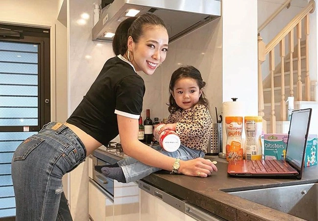 Nữ diễn viên một con trai trẻ vẫn nhắn tin tán tỉnh bị mắng làm mẹ còn mặc hở hang - 11