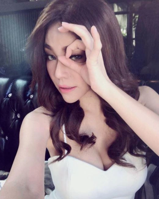 Nữ diễn viên ngủ chung giường với 2 con trai mỗi tối hành động thân mật quá đà - 2