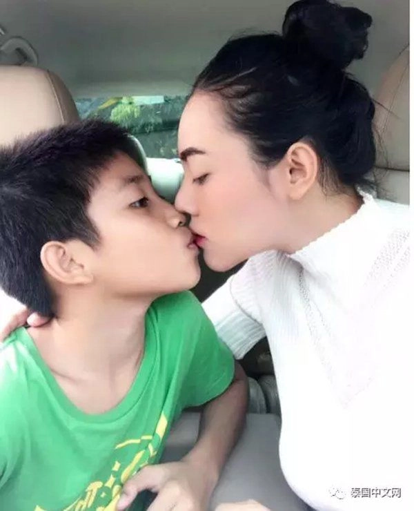 Nữ diễn viên ngủ chung giường với 2 con trai mỗi tối hành động thân mật quá đà - 4