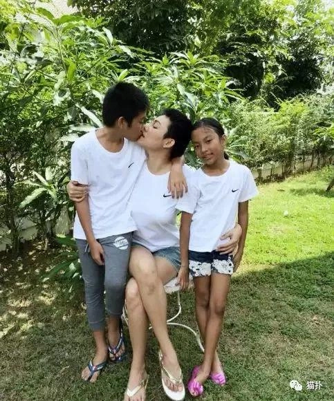 Nữ diễn viên ngủ chung giường với 2 con trai mỗi tối hành động thân mật quá đà - 6