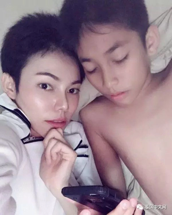 Nữ diễn viên ngủ chung giường với 2 con trai mỗi tối hành động thân mật quá đà - 8