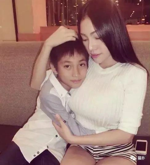 Nữ diễn viên ngủ chung giường với 2 con trai mỗi tối hành động thân mật quá đà - 9