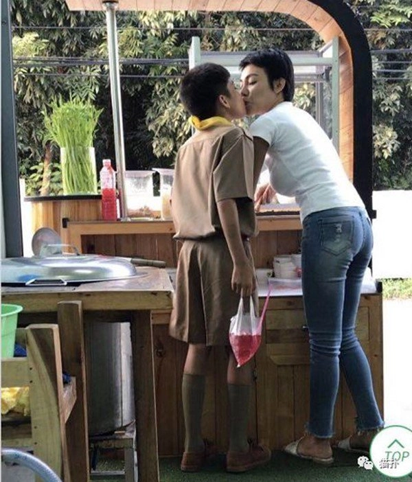 Nữ diễn viên ngủ chung giường với 2 con trai mỗi tối hành động thân mật quá đà - 10