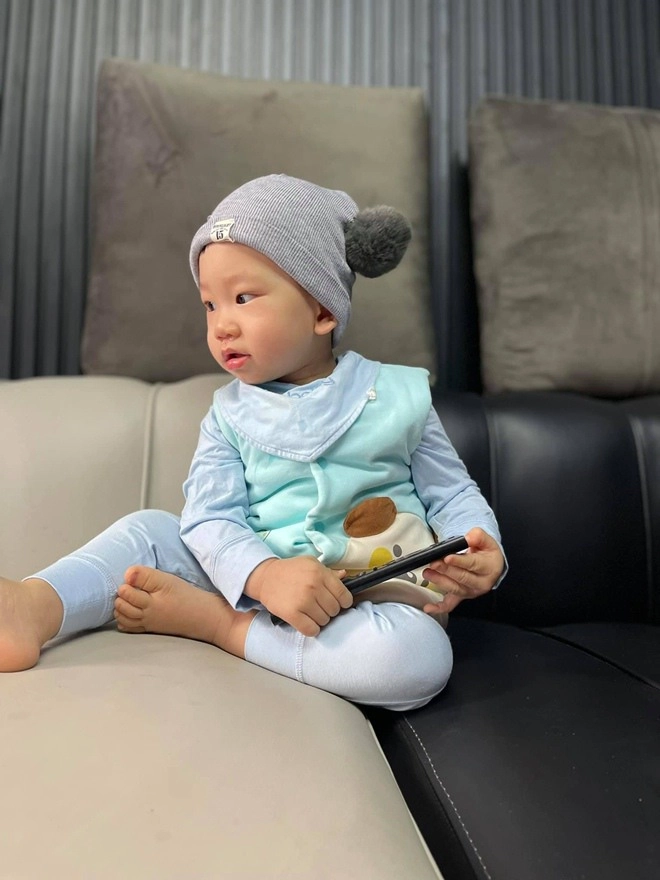 Nữ dj vòng ngực hơn 1m lấy khắc việt hai con càng lớn càng giống bố như đúc - 7