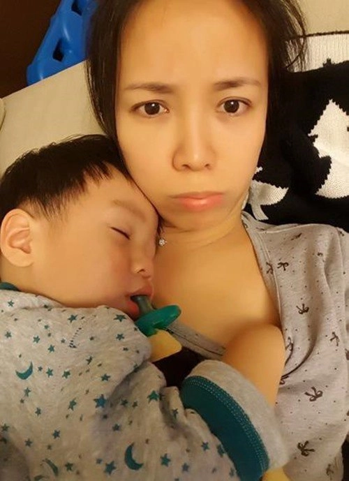 Nữ dv khó chịu vì con trai thích sờ ngực mẹ không được đụng vào là khóc - 1