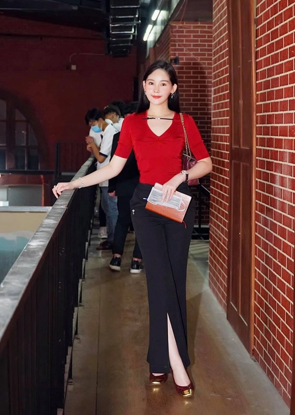 Nữ giảng viên sang chảnh nhất vbiz xách túi gần bằng một căn hộ đi làm - 16