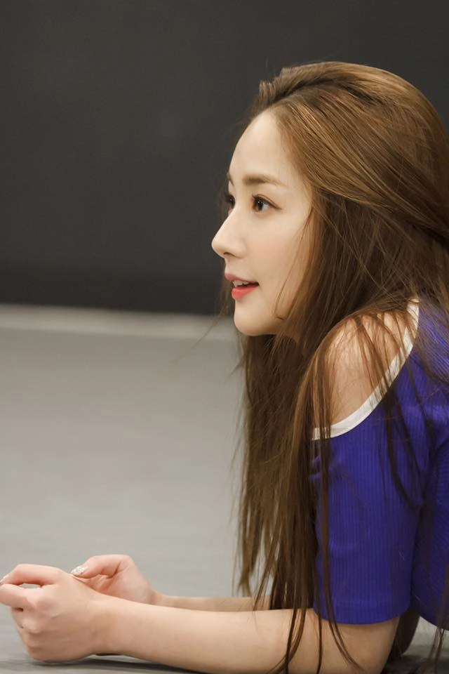 nữ hoàng dao kéo park min young tưới mát mùa hè với combo mặt đẹp dáng xinh - 3
