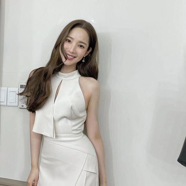 nữ hoàng dao kéo park min young tưới mát mùa hè với combo mặt đẹp dáng xinh - 4