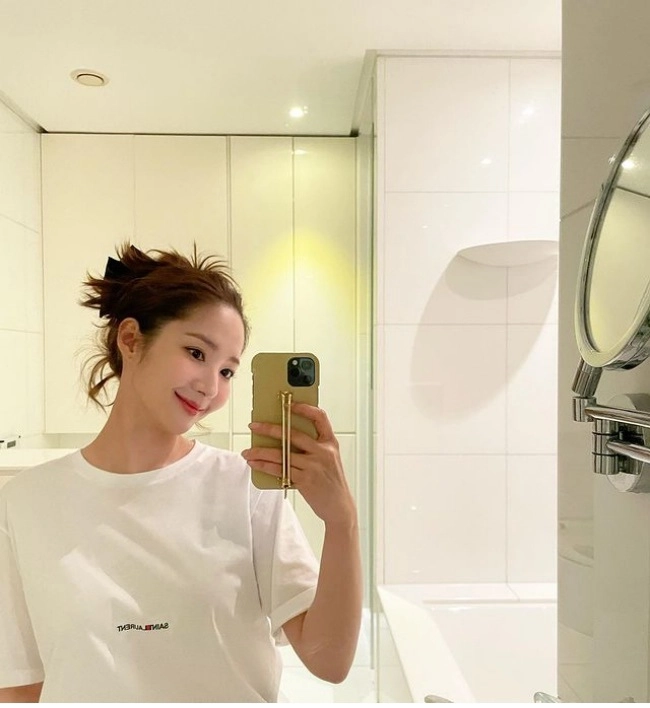 nữ hoàng dao kéo park min young tưới mát mùa hè với combo mặt đẹp dáng xinh - 9