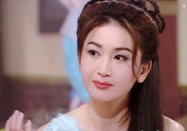 Nữ hoàng phim 18 phan kim liên u60 trẻ đẹp đỏ mặt cảnh thân mật quá đà bên con trai - 1