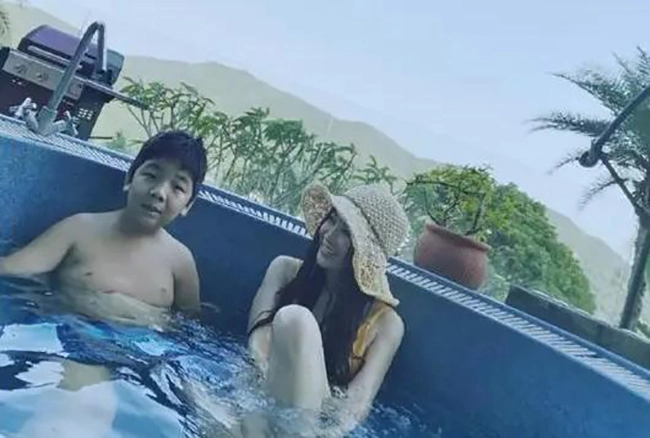 Nữ hoàng phim 18 phan kim liên u60 trẻ đẹp đỏ mặt cảnh thân mật quá đà bên con trai - 6