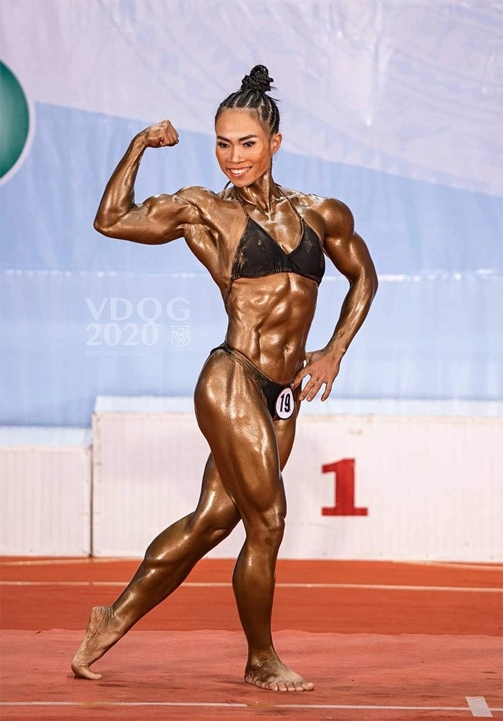 Nữ lực sĩ đạt hcv sea games làm mẹ cởi áo bác sĩ xuýt xoa cơ bắp sợ làm con đau khi cho bú - 2